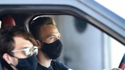 Arthur Melo intentando ingresar al Camp Nou