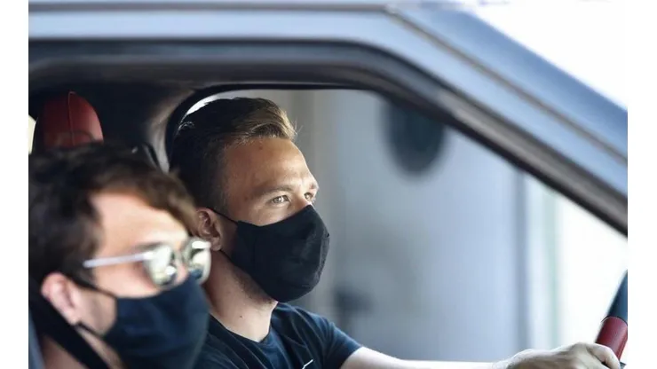 Arthur Melo intentando ingresar al Camp Nou