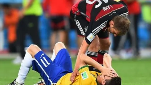 Lahm consuela a Óscar luego del 7-1