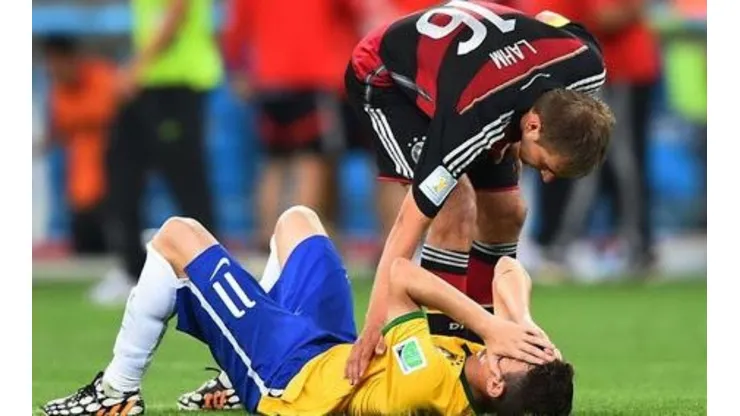 Lahm consuela a Óscar luego del 7-1