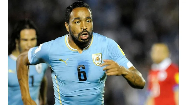 Álvaro Pereira dijo que podría ayudar a Paredes a marcar más goles