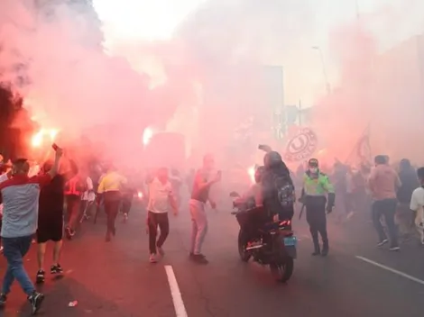 Tontones salen a la calle a alentar a Universitario y provocan suspensión de la liga peruana