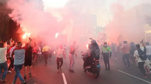Los hinchas de Universitario desoyeron a las autoridades y alentaron a su equipo desde fuera del Estado Nacional de Lima