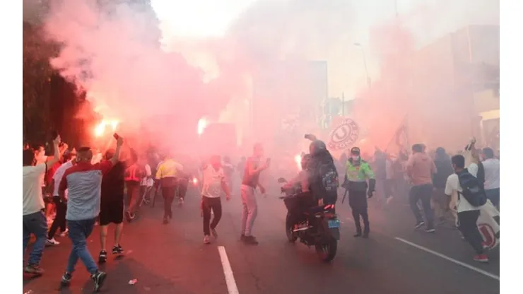 Los hinchas de Universitario desoyeron a las autoridades y alentaron a su equipo desde fuera del Estado Nacional de Lima