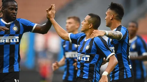 Alexis festeja junto a Lukaku y Lautaro Martínez