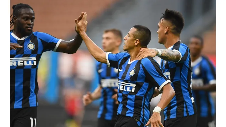 Alexis festeja junto a Lukaku y Lautaro Martínez