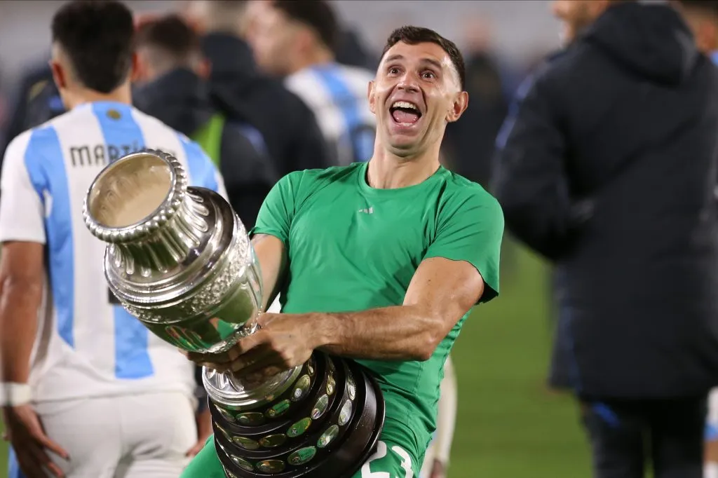 El recurrente gesto grosero de Dibu Martínez, llevándose el trofeo a los genitales, y que repitió tras derrotar a Chile en eliminatorias.