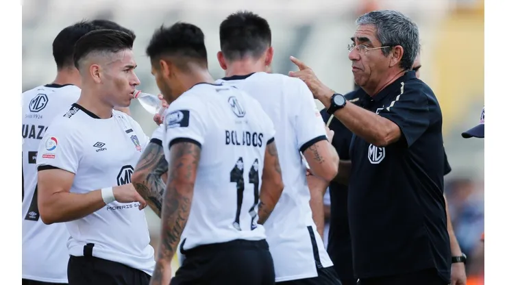 Gualberto Jara junto a sus dirigidos