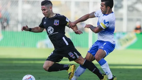 Óscar Opazo disputa el balón con Edson Puch