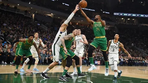 Celtics y Bucks chocan en Orlando, Florida.