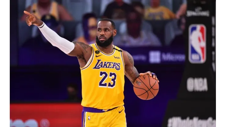 LeBron James lidera a Los Angeles Lakers en el regreso de la temporada de la NBA.