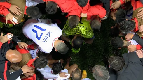Otro de los episodios recordados de la Copa Confederaciones es la arenga de Claudio Bravo antes de la tanda de penales ante Portugal.