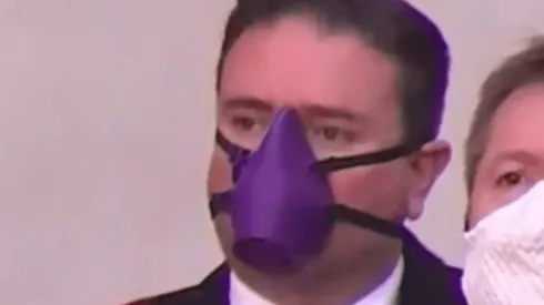 Christian Pino se lució con su mascarilla en la transmisión del cambio de gabinete.