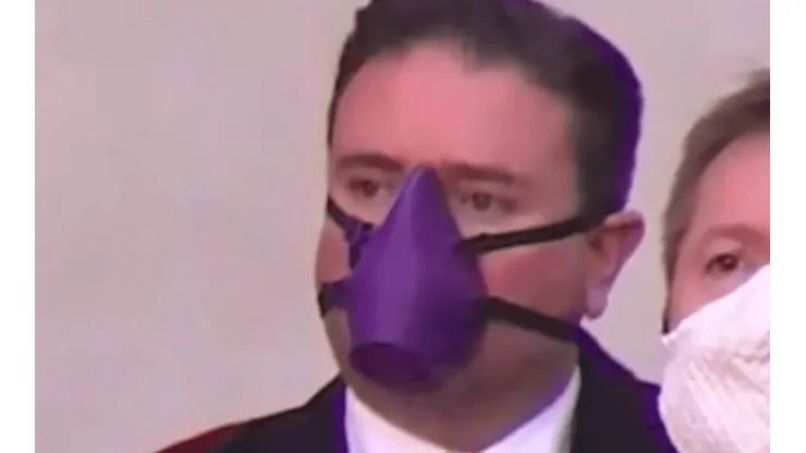 Christian Pino se lució con su mascarilla en la transmisión del cambio de gabinete.
