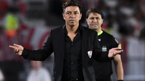 Le tiran flores a Gallardo desde España