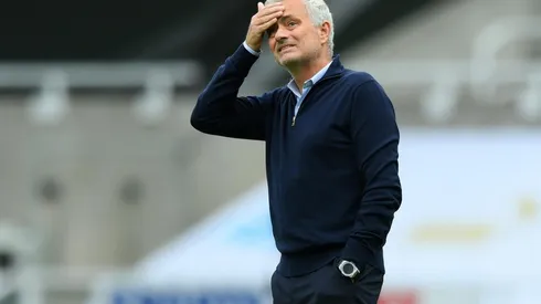 El técnico portugués fue sorprendido visitando a su supuesta amante.