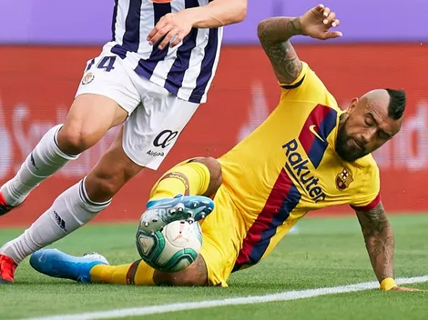 Arturo Vidal se luce jugando como defensor central en Barcelona
