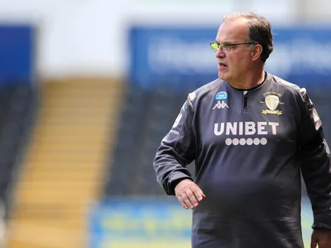 Marcelo Bielsa celebra el ascenso y el título del Leeds ante Derby County