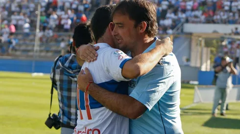 José Luis Sierra se abraza con el Chiqui Cordero