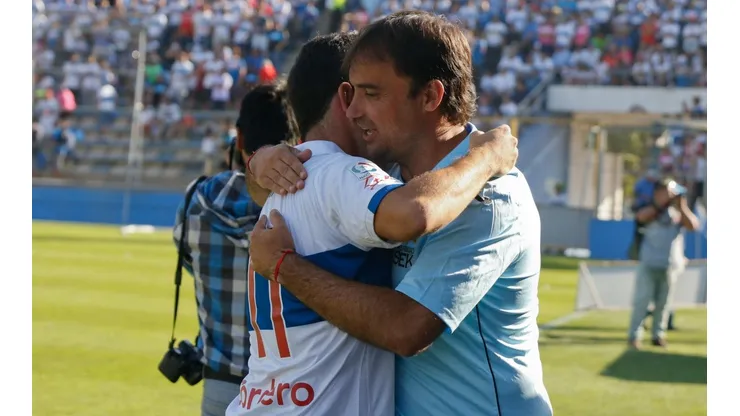 José Luis Sierra se abraza con el Chiqui Cordero