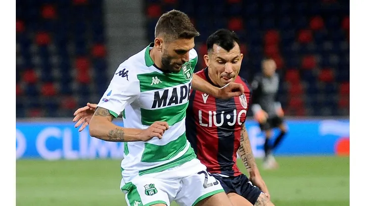 Gary Medel va por el Napoli, junto al Bologna, en una nueva fecha de la Serie A italiana.