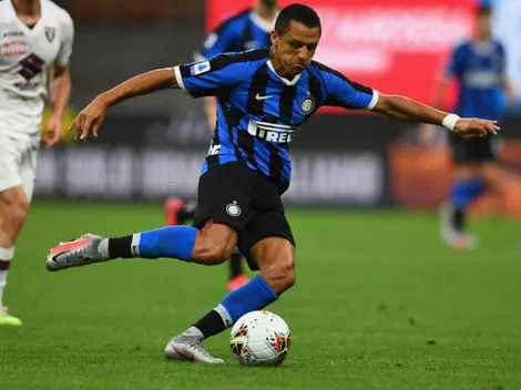 Antonio Conte llena de flores a Alexis Sánchez