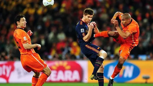 La violenta patada de Nigel de Jong a Xabi Alonso