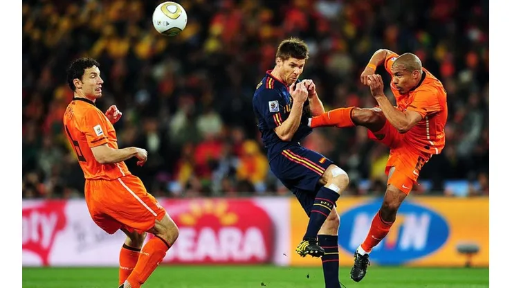 La violenta patada de Nigel de Jong a Xabi Alonso