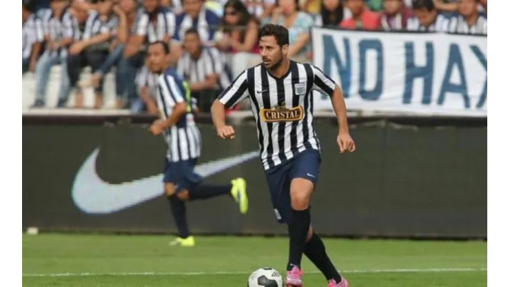 Claudio Pizarro con la camiseta de Alianza Lima
