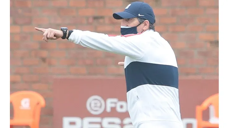 Mario Salas dirige su primer entrenamiento