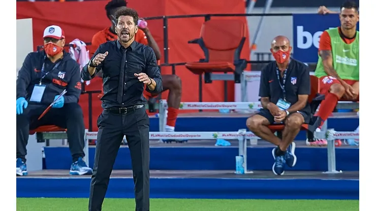 Simeone dirigiendo al Atlético Madrid en el Wanda Stadium