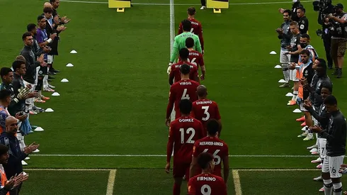 Pasillo: homenaje del Manchester City al Liverpool campeón.