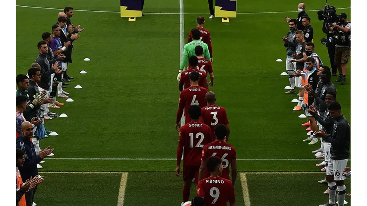 Pasillo: homenaje del Manchester City al Liverpool campeón.