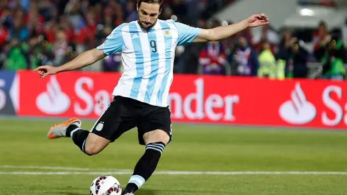 Gonzalo Higuaín en el momento exacto en que se perdió el penal contra Chile