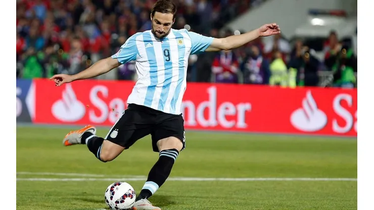 Gonzalo Higuaín en el momento exacto en que se perdió el penal contra Chile