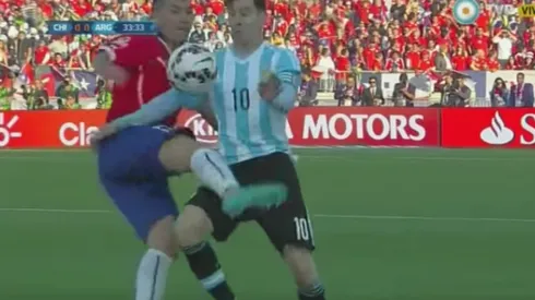 La recordada patada de Medel a Messi en la final de la Copa América