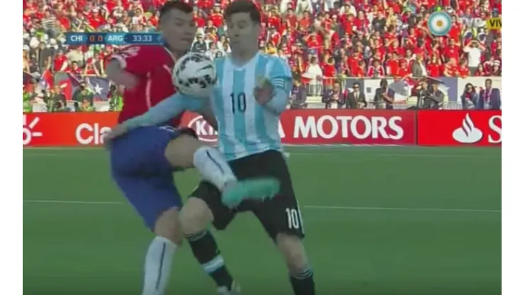 La recordada patada de Medel a Messi en la final de la Copa América