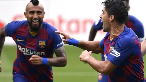 Vidal festeja el golazo de Suárez.