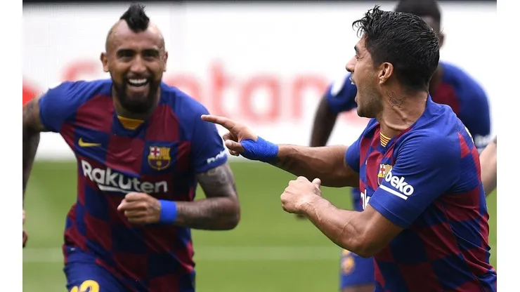 Vidal festeja el golazo de Suárez.