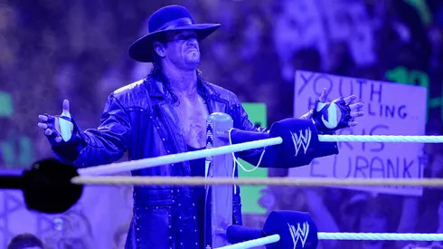 Undertaker haciendo su mítica pose al ingresar al ring.