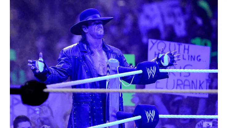 Undertaker haciendo su mítica pose al ingresar al ring.