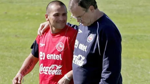 Marcelo Bielsa junto a Humberto Suazo en un entrenamiento de la selección chilena