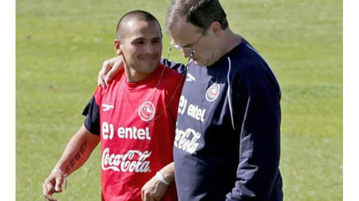 Marcelo Bielsa junto a Humberto Suazo en un entrenamiento de la selección chilena