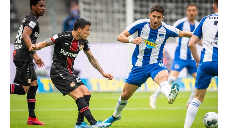 Charles Aránguiz ante el Bayern Munich