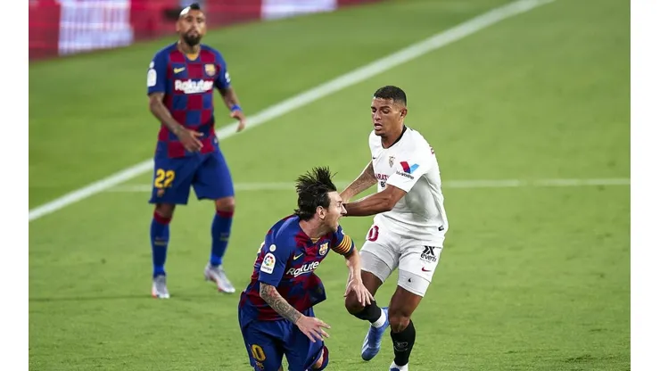 Messi y Vidal ante un duro Sevilla.