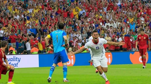 Eduardo Vargas celebrando ante Iker Casillas para Chile frente a España en el Mundial