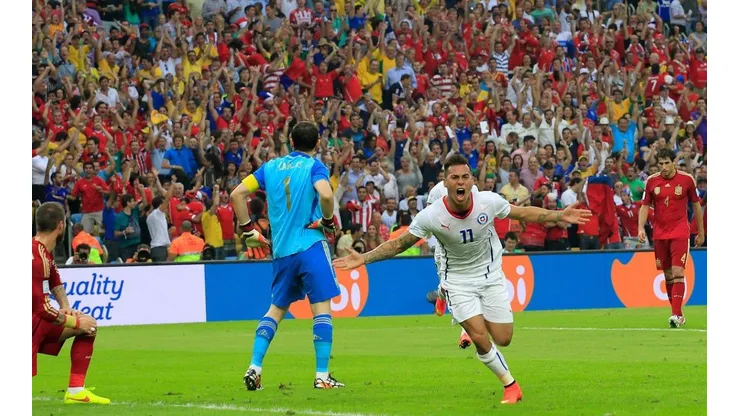 Eduardo Vargas celebrando ante Iker Casillas para Chile frente a España en el Mundial