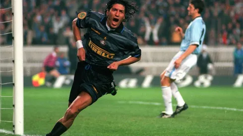 Iván Zamorano marca para el Inter ante la Lazio en la Copa UEFA
