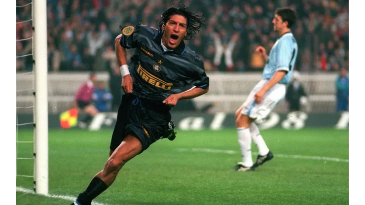 Iván Zamorano marca para el Inter ante la Lazio en la Copa UEFA
