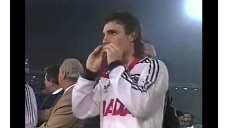 Barticciotto besando la medalla de campeón de la Copa Libertadores